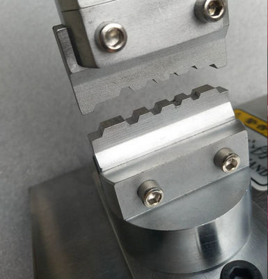 SC LC FC ST MU เครื่องผลิตสายแพทช์ไฟเบอร์แนวตั้งเครื่องจีบแบบนิวเมติก Pneumatic